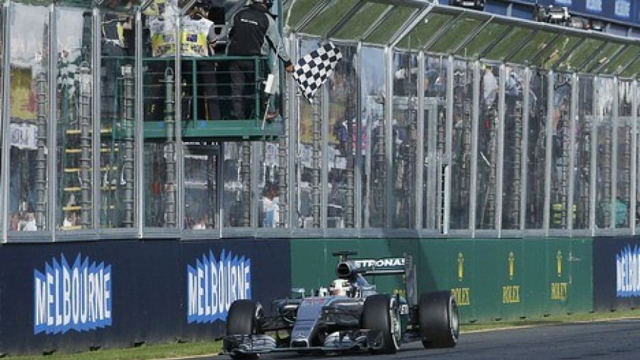 Hamilton slavio u dosadnoj trci na otvaranju sezone
